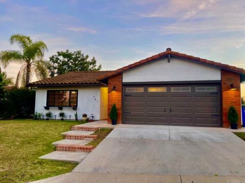 751 Honeydew Ln, Vista, CA 92084-3115