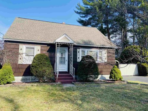 28 Damon Ave, Nashua, NH 03064-1228