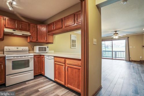 64 Tecumseh Trl, Hedgesville, WV 25427-3857