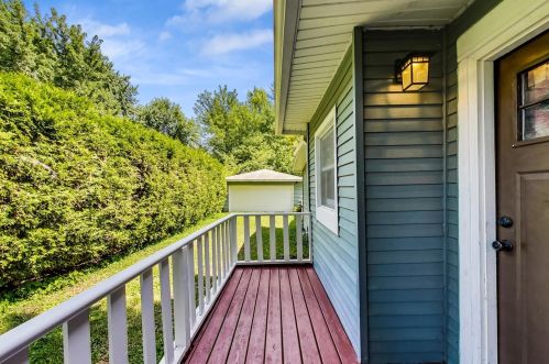 117 Lakewood Ave, Bull Valley, IL 60014-5233