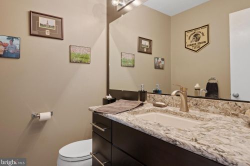 884 Salisbury Ct, Lancaster PA  17601-4481 exterior