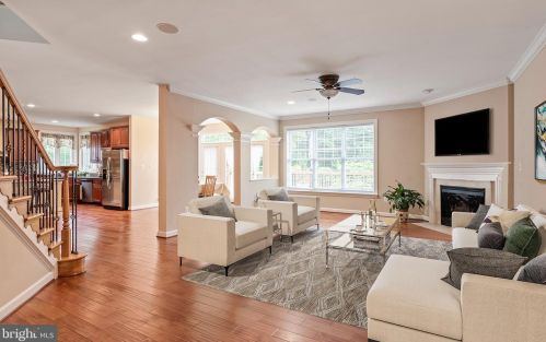 3374 Dondis Creek Dr, Triangle, VA 22172-2084