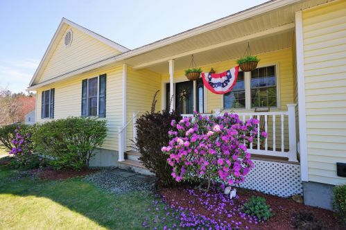 49 Granite St, Allenstown, NH 03275-1954