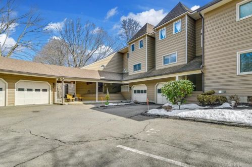 9 Meeting House Ln, Huntington, CT 06484-2868