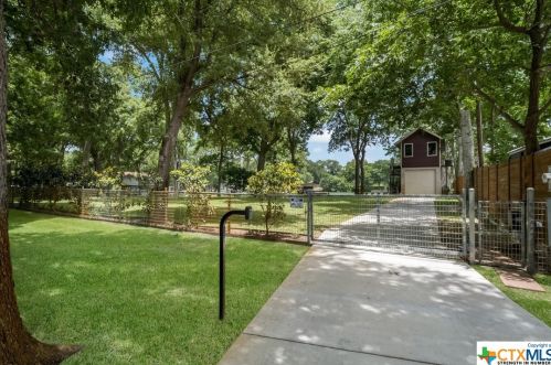 332 Mdw Lk Dr, Seguin TX 78155-9206 exterior