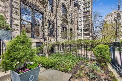 1360 State Pkwy, Chicago, IL 60610-2118