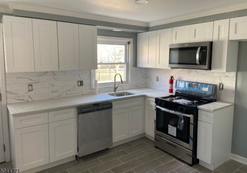 6 Ridgeview Ter, Clark, NJ 07066-1902