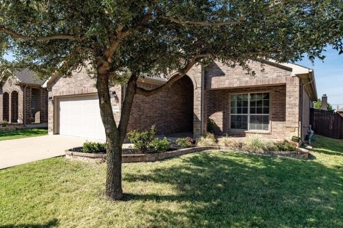 3025 Beaver Creek Dr, Fort Worth, TX 76177-2715