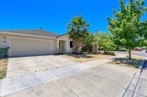 1396 Dynes St, Merced, CA 95348-8410