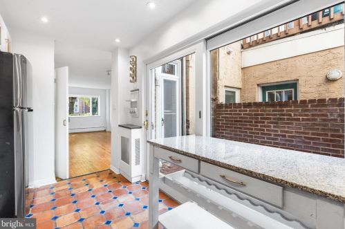 904 10th St, Philadelphia PA 19147-3744 exterior