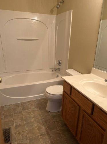 640 Lincoln Station Dr, Oswego IL  60543-8138 exterior