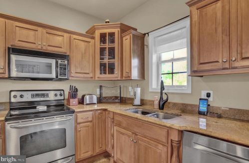 1443 Farm Cross Way, York PA  17408-8537 exterior