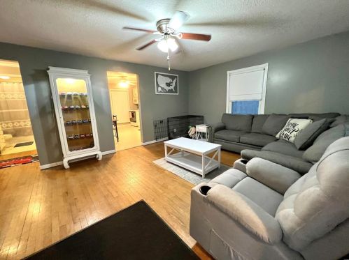 1127 Fox Farm Rd, Festus, MO 63028-3930