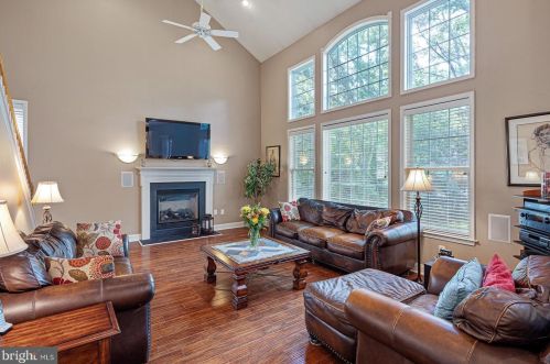 1 Greenbriar Ct, Harrison Township, NJ 08062-4634