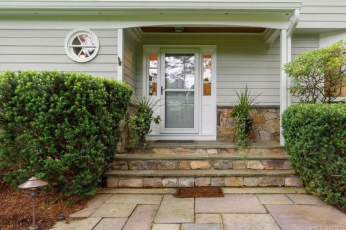 16 Coachmans Ct, Norwalk, CT 06850-2305