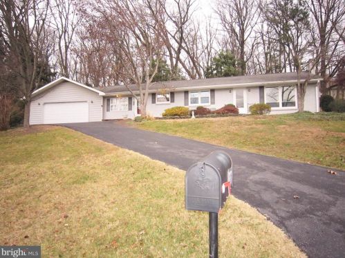 33 Woodside Dr, York, PA 17402-5058