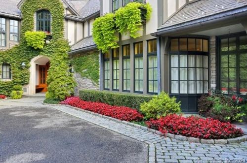 111 Conyers Farm Dr, Greenwich, CT 06831-2759