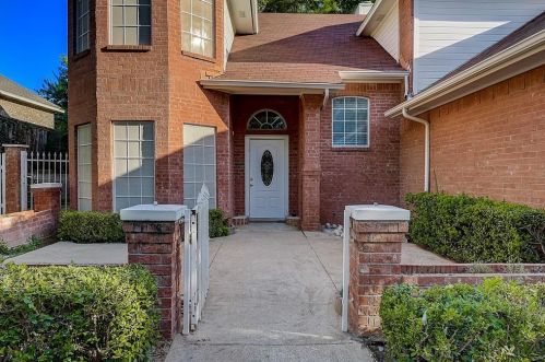 821 Twin Creek Dr, Midlothian, TX 76063-2828