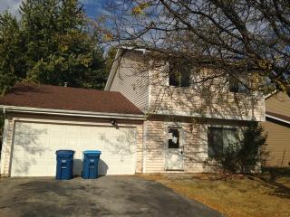 1740 Cumberland Rd, Aurora IL  60504-6028 exterior