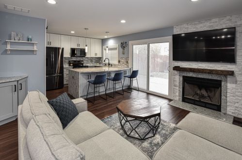 7544 Fairhaven Dr, Hanover Park, IL 60133-2727