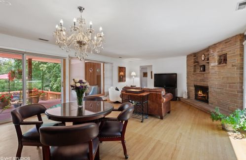 11480 Circle Dr, Willowbrook, IL 60527-8012