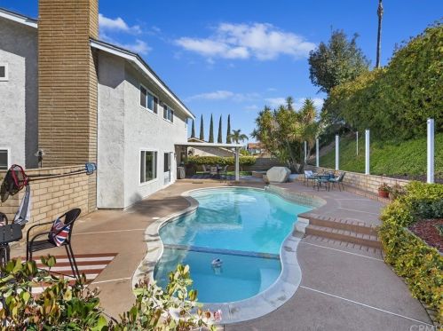 6718 Rycroft Dr, Riverside CA  92506-5315 exterior