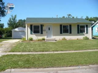 927 Lakeview Dr, Hillcrest, IL 61068-1940
