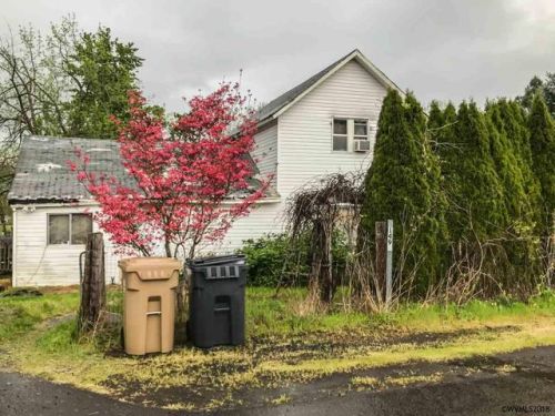 1495 Cascade Dr, Lebanon OR  97355-3610 exterior