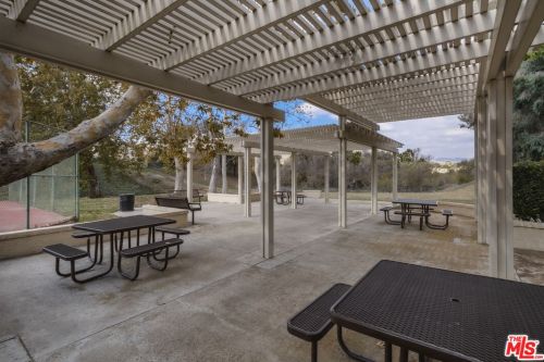 552 Fairfield Rd, Simi Valley, CA 93065-6918