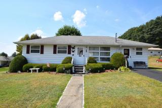 1 Canyon Dr, Pittston, PA 18640-2802