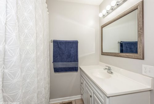 1463 Oxford St, Carol Stream IL  60188-9095 exterior