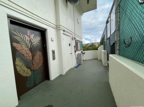 300 Wai Nani Way, Honolulu HI 96815-3961 exterior