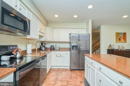 6740 Sunset Woods Ct, Springfield VA  22015-4241 exterior