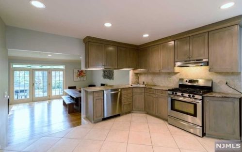301 Highland St, Cresskill, NJ 07626-1321
