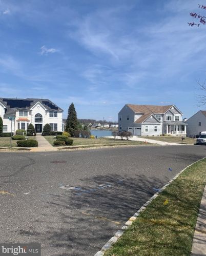 8 Mullen Dr, Erial, NJ 08081-1660