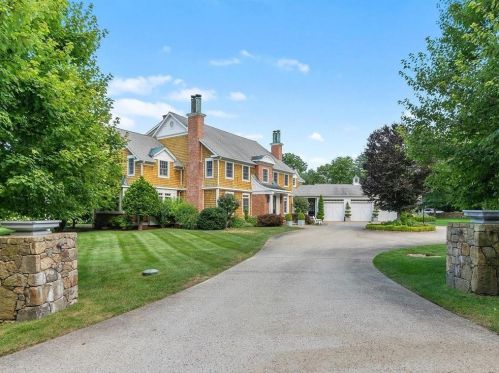 5 Longmeadow Dr, Warwick, RI 02818-1390