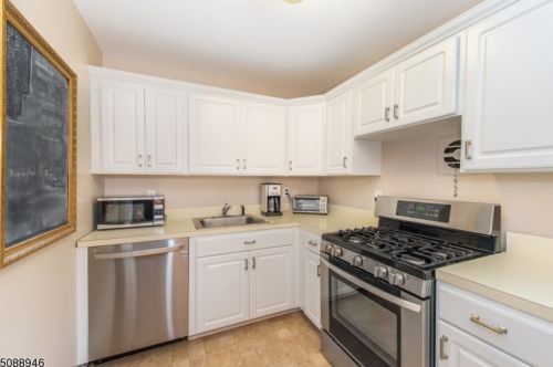 608 Pitney Pl, Morristown, NJ 07960-6198