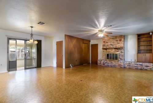 1611 Driftwood Dr, Seguin, TX 78155-5211