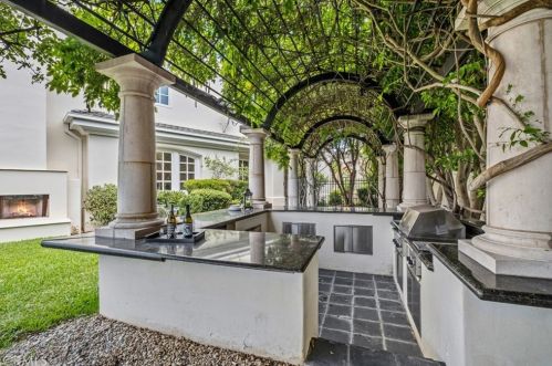 1 Charlotte, Irvine CA  92603-3448 exterior