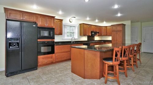 2 Macadamia Ln, Lewiston, ME 04240-1816