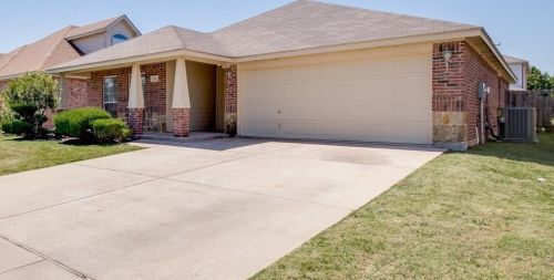 3132 Royal Crest Dr, Fort Worth TX  76140-8634 exterior