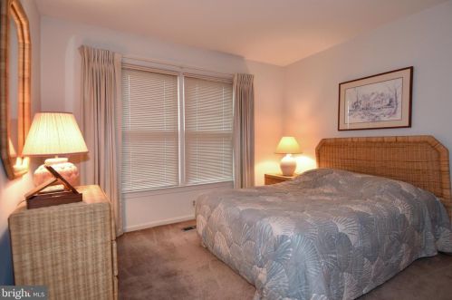 7833 Painted Daisy Dr, Springfield VA  22152-3850 exterior