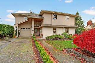 2821 12th Ave, Seattle WA  98119-2015 exterior