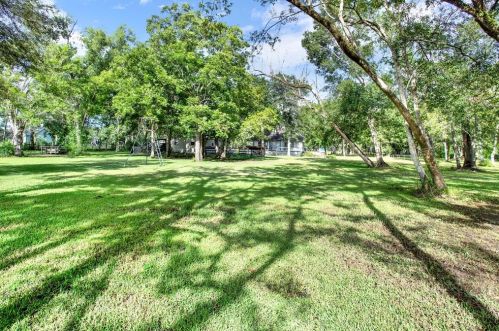 411 County Road 28, Angleton TX 77515-9420 exterior