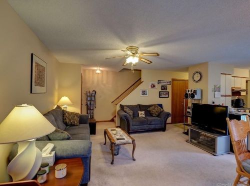 152 Staffordshire Commons Dr, Wallingford, CT 06492-1754