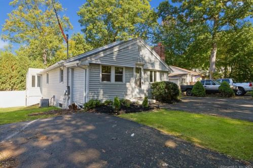 8 Seminole Trl, East Hampton, CT 06424-2030