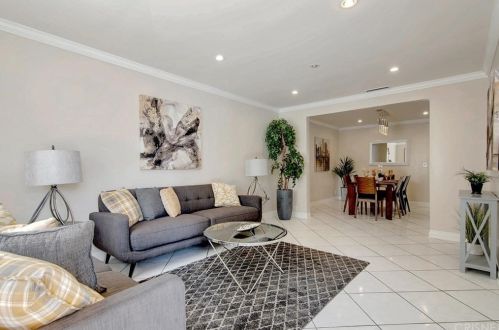 6858 Mclennan Ave, Van Nuys, CA 91406-4529