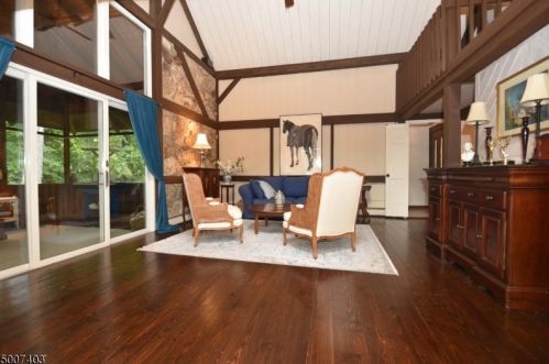 18 Round Hill Rd, Kinnelon, NJ 07405-3206