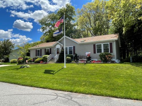 7 Mulberry Dr, Upper Freehold Township, NJ 08514-2353