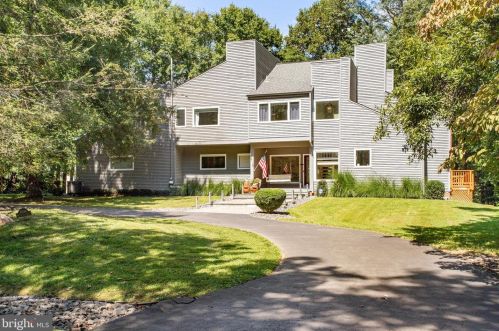 10118 Walker Lake Dr, Great Falls, VA 22066-3502